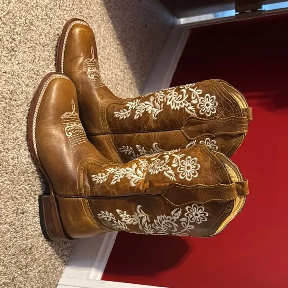 Tan and White Heeled Boots with Intricate Embroidery - Picture 2 of 2